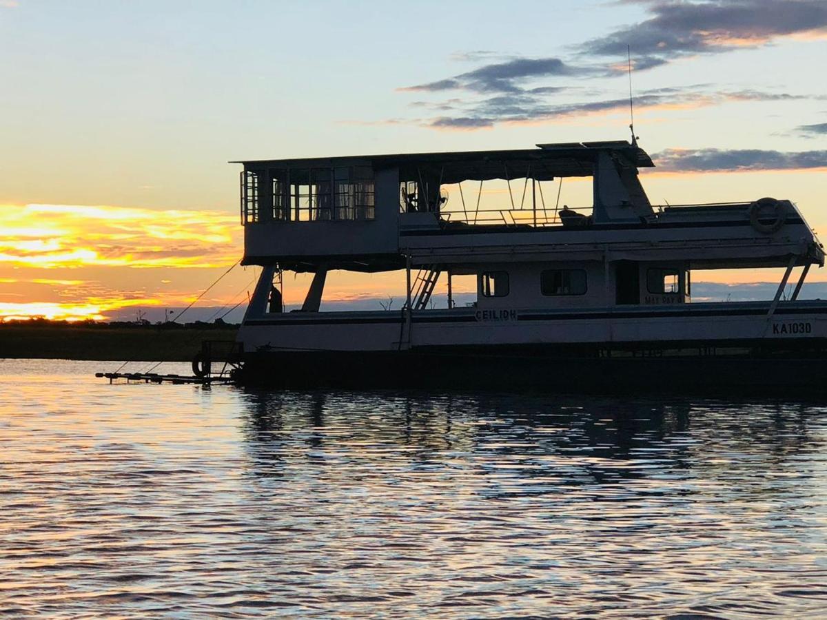 Lekker Off-Grid Houseboat on Lake Kariba, Zimbabwe