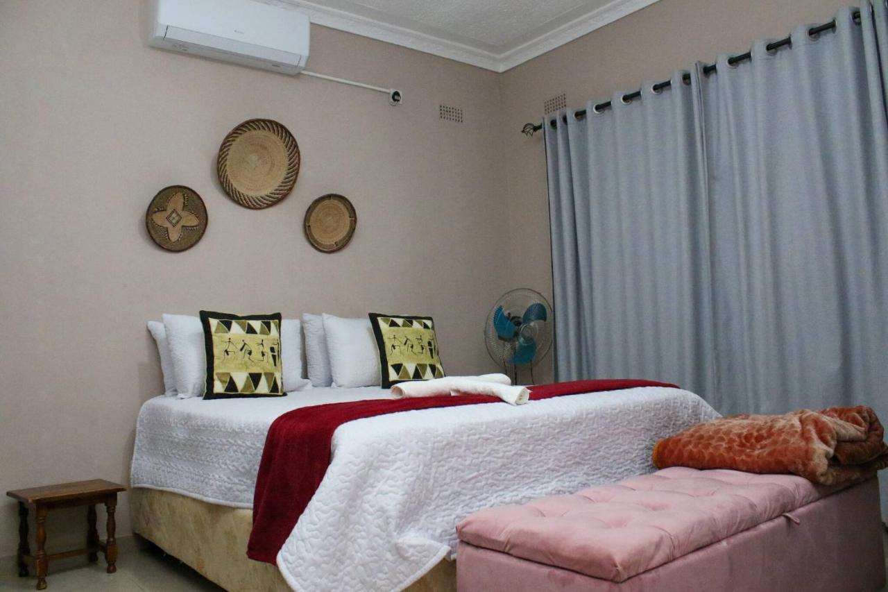 A double bedroom with air conditioning at Lulu Guest Lodge
