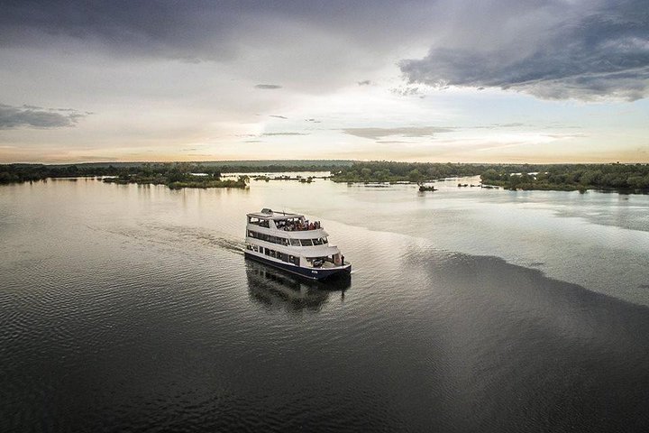 Luxurious dinner cruise victoria falls in Victoria Falls