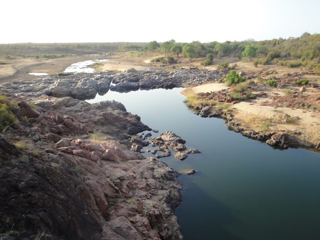Die Makokwani Pools an einem Fluss im Gonarezhou-Nationalpark