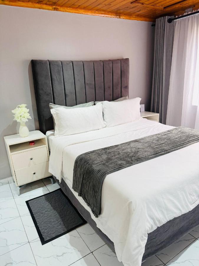 Tatonga Avenue guest room, Mutare, Zimbabwe