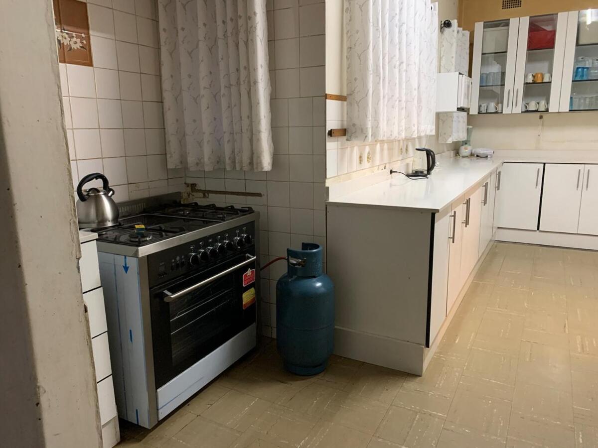 Kitchen with a gas stove at Sundowner Orchards Villa, Juliasdale